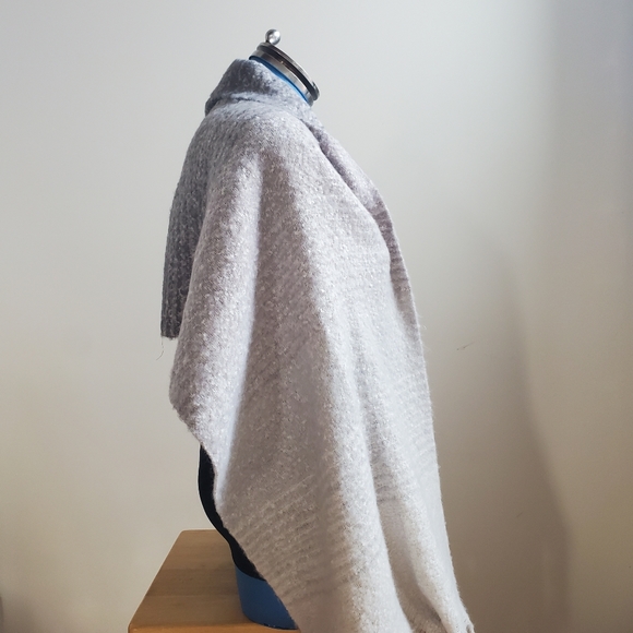 Mer | Sea & Co. Shawl - Picture 10 of 12